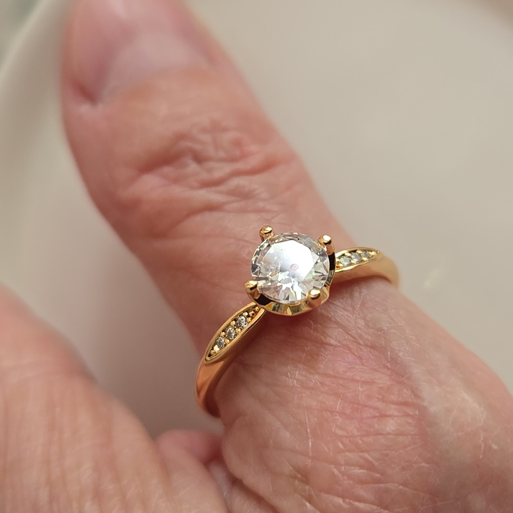 💛 New Solitaire Ring 18K Rose Gold-plated with Shoulder Stones 💛